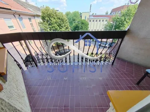 Balkon sa popločanim podom i pogledom na ulicu i gradsko okruženje. - image 20