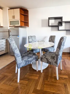 Trpezarijski sto sa četiri stolice u sklopu dnevnog boravka i kuhinje. - image 14