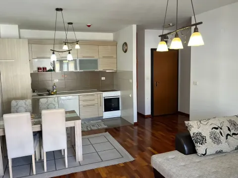 Izdavanje, jednosoban stan, 57m², City Kvart, Podgorica - image 1