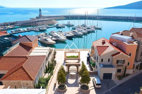 Pogled iz vazduha na marinu i okolne zgrade. - image 25