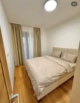 Svjetla spavaća soba sa bračnim krevetom i prozorom sa zavjesama. - image 4