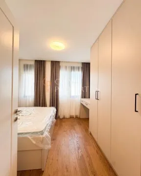 Spavaća soba sa velikim ugradnim garderoberom i krevetom. - image 7