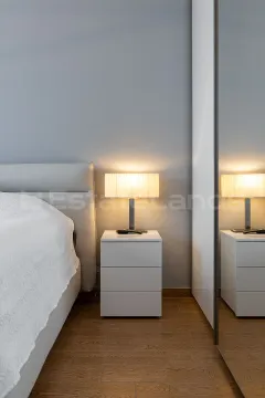 Moderna spavaća soba sa bračnim krevetom, noćnim stočićem i garderoberom sa ogledalom. - image 14