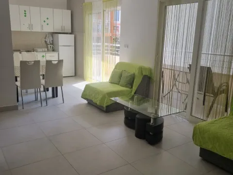 Izdavanje, jednosoban stan, 58m², Bečići, Budva