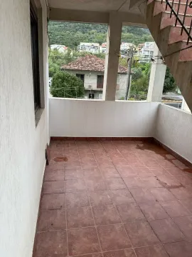 Natkrivena terasa sa popločanim podom i pogledom na okolno naselje. - image 9
