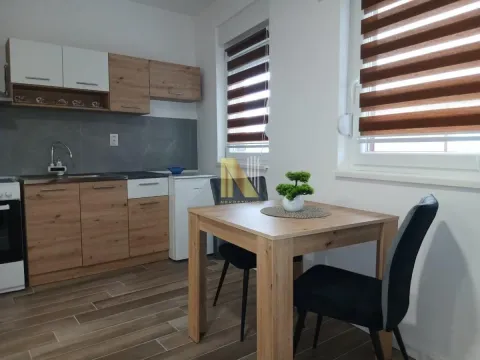 Kuhinja sa trpezarijskim stolom i stolicama. - image 6