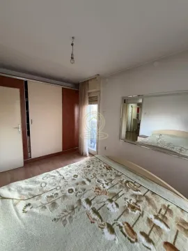 Nameštena spavaća soba sa bračnim krevetom, velikim plakarom i ogledalom na zidu. - image 19