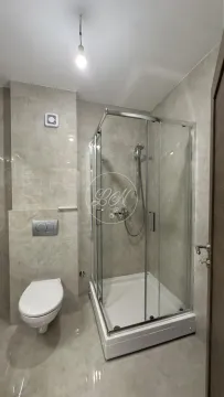 Savremeno opremljeno kupatilo sa tuš kabinom i ugradnom šoljom. - image 16