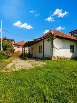Pogled na dvorište i zadnju stranu kuće sa travnjakom. - image 3