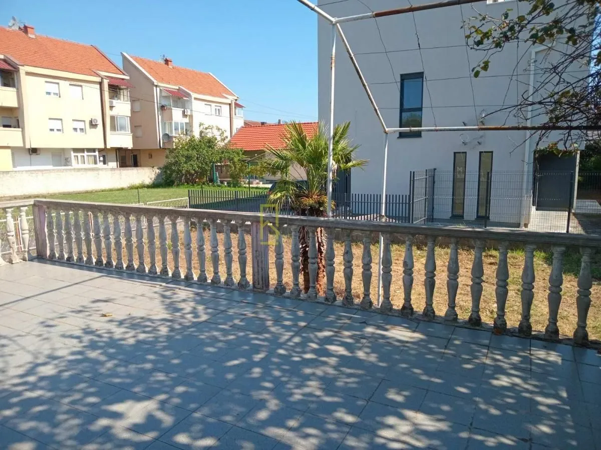 Prodaja, kuća, 232m², Tološi, Podgorica