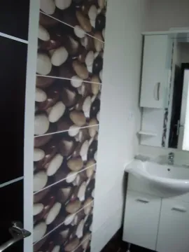 Manje kupatilo sa umivaonikom, ormarićem i ogledalom. - image 6