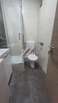 Pogled na moderno opremljeno kupatilo sa tuš kabinom. - image 4