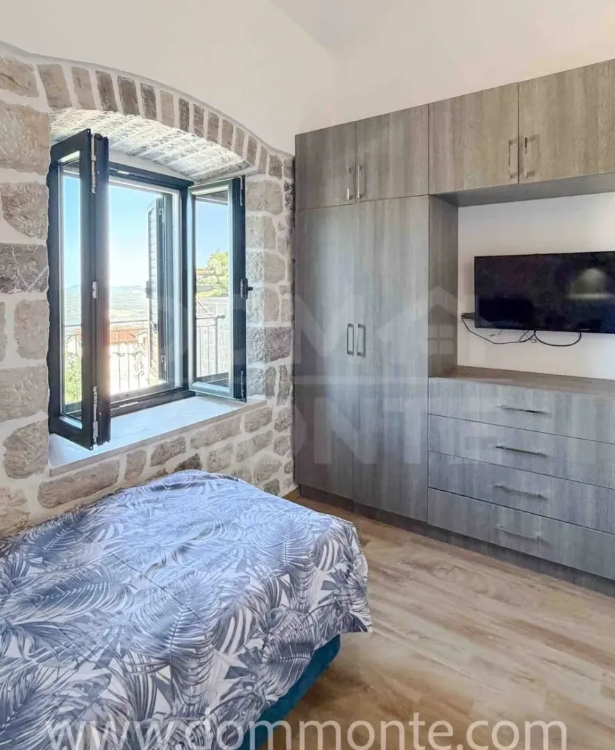 Izdavanje, dvosoban stan, 80m², Tivat, Crna Gora