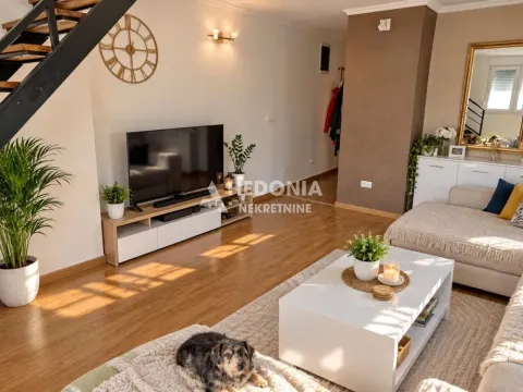Dnevna soba sa garniturom, televizorom i stepeništem. - image 2