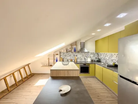 Moderna kuhinja sa žutim elementima i drvenim detaljima u potkrovlju. - image 5