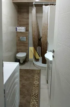 Manje kupatilo sa tuš kabinom, umivaonikom i toaletom. - image 7