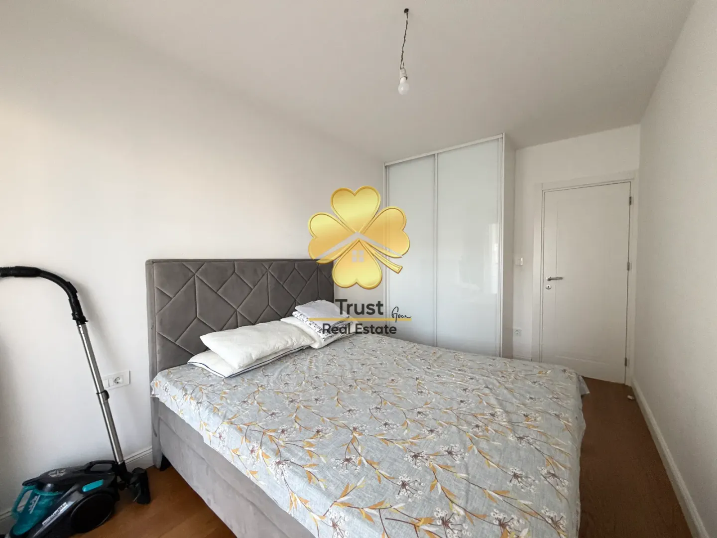 Furnished bedroom with a double bed and a built-in wardrobe.