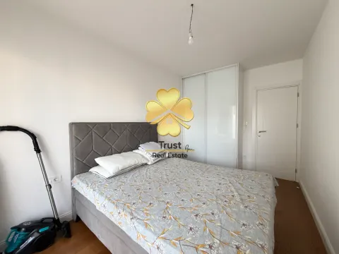 Furnished bedroom with a double bed and a built-in wardrobe. - image 9