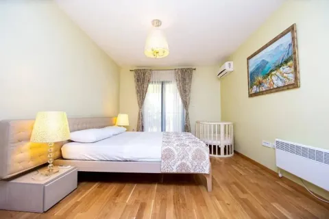 Prostrana spavaća soba sa bračnim krevetom, krevetcem i drvenim podom. - image 6