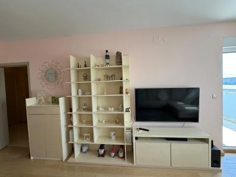 Dnevna soba sa TV-om, policama i dekorativnim elementima. - image 5