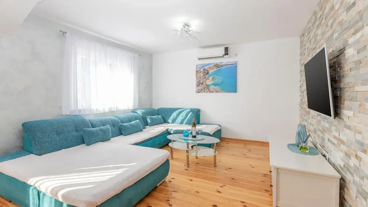 Izdavanje, dvosoban stan, 70m², Dumidran, Tivat