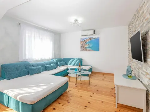 Rent, two bedroom apartment, 70m², Dumidran, Tivat