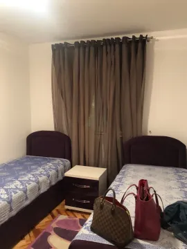 Spavaća soba sa dva kreveta i noćnim stočićem. - image 7