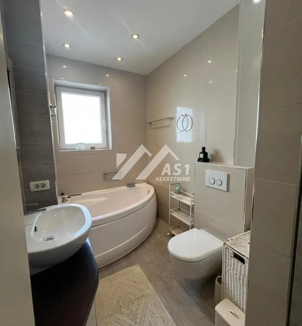Izdavanje, četvorosoban stan, 95m², Centar, Novi Sad