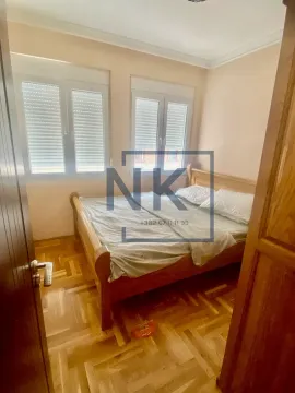 Spavaća soba sa drvenim krevetom i parketom na podu. - image 9