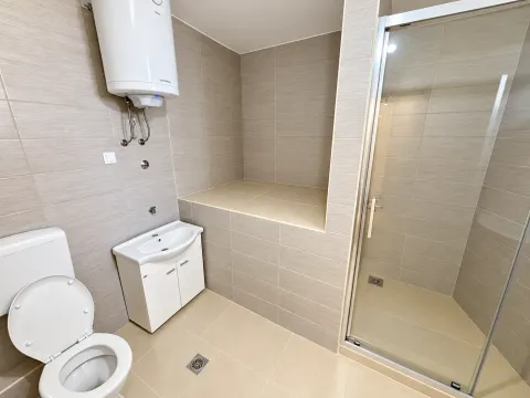 Moderne kupatilo sa tuš kabinom, umivaonikom, WC šoljom i bojlerom. - image 9
