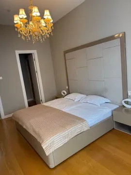 Prostrana spavaća soba sa velikim bračnim krevetom i ukrasnim lusterom. - image 9