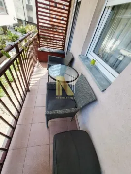 Manji namešteni balkon sa stolom i stolicama. - image 21