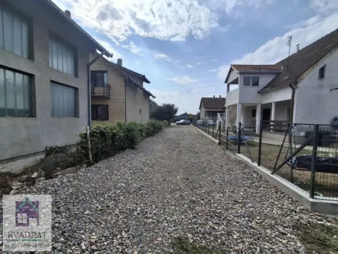 Pogled na prilaz i dvorište ispred kuće sa šljunkovitom podlogom. - image 3