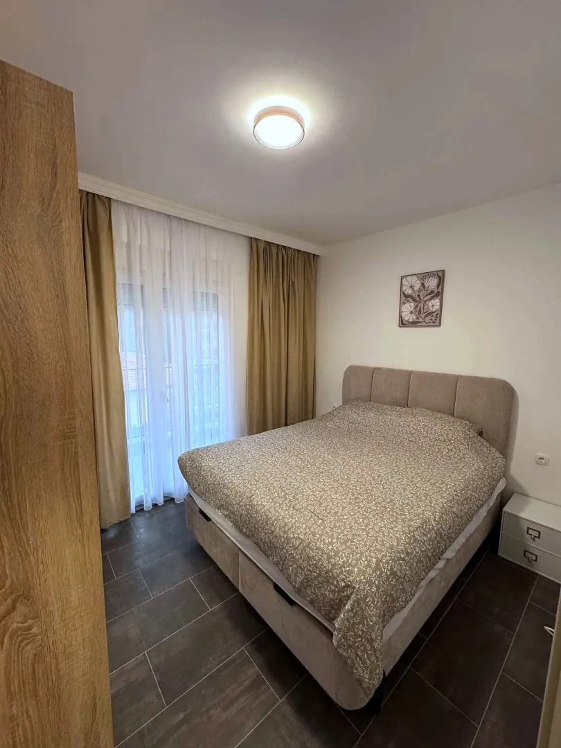 Furnished bedroom with a double bed and access to the terrace.