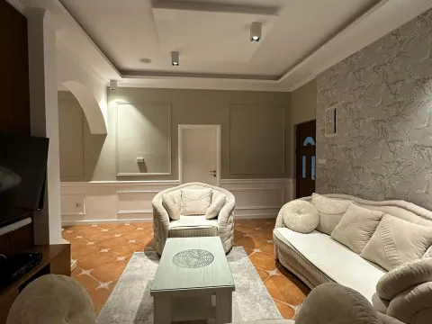 Izdavanje, trosoban stan, 130m², Centar, Tivat - image 6