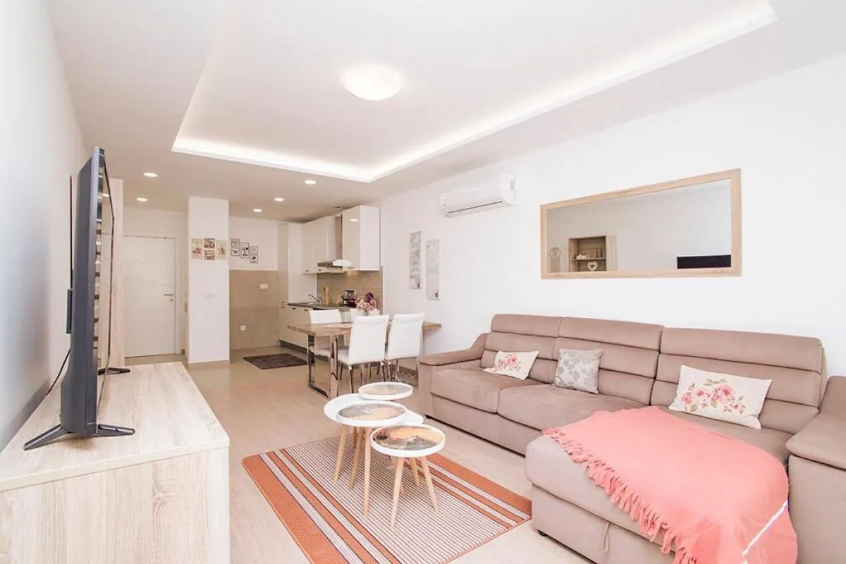 Izdavanje, jednosoban stan, 57m², Centar, Tivat