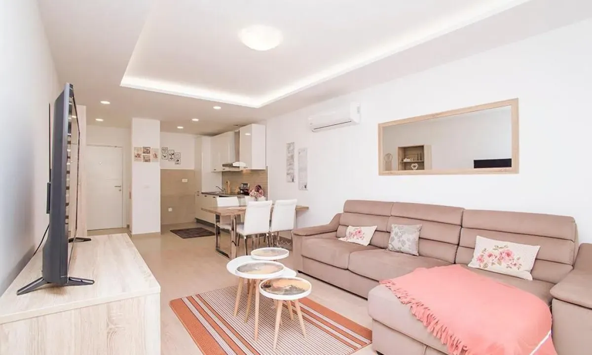 Izdavanje, jednosoban stan, 57m², Centar, Tivat