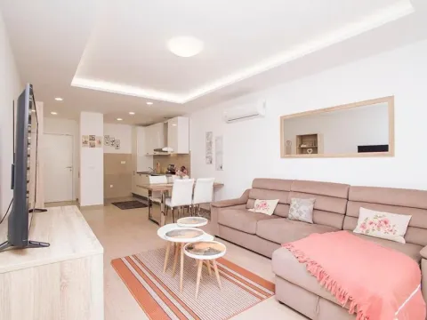 Izdavanje, jednosoban stan, 57m², Centar, Tivat