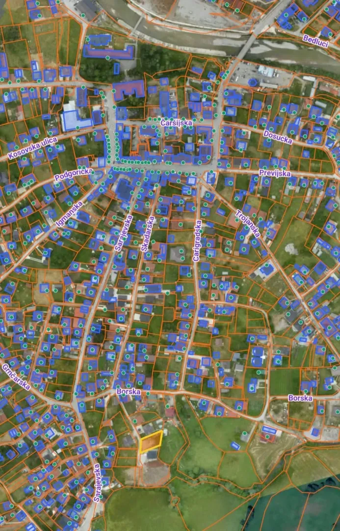 Kastastarski snimak sa označenom parcelom i ulicama.
