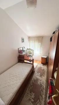 Manja spavaća soba sa krevetom, garderoberom i prozorom. - image 7