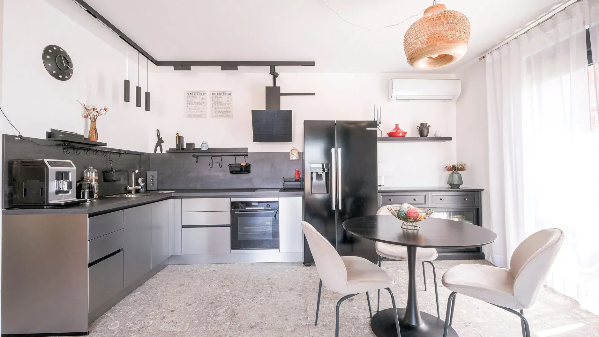 Prodaja, trosoban stan, 77m², Centar, Tivat