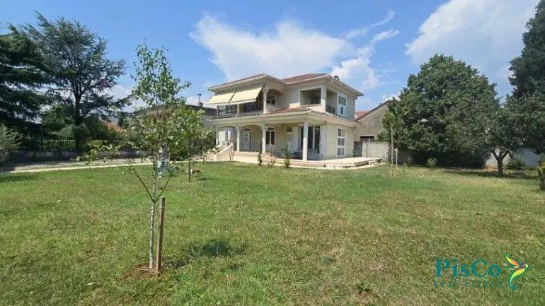 Izdavanje, kuća, 254m², Tološi, Podgorica