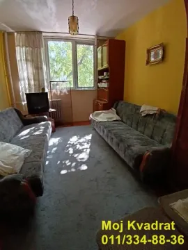Dnevna soba sa sofama, drvenim ormanom i prozorom. - image 2