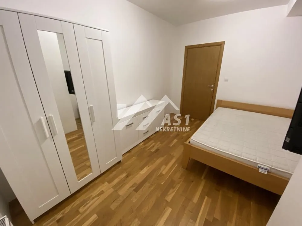 Izdavanje, dvosoban stan, 39m², Centar, Novi Sad