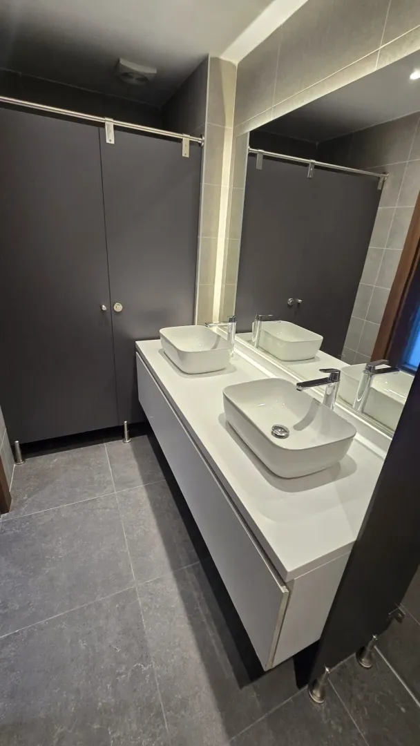 Modern washbasins with a large mirror in the bathroom.