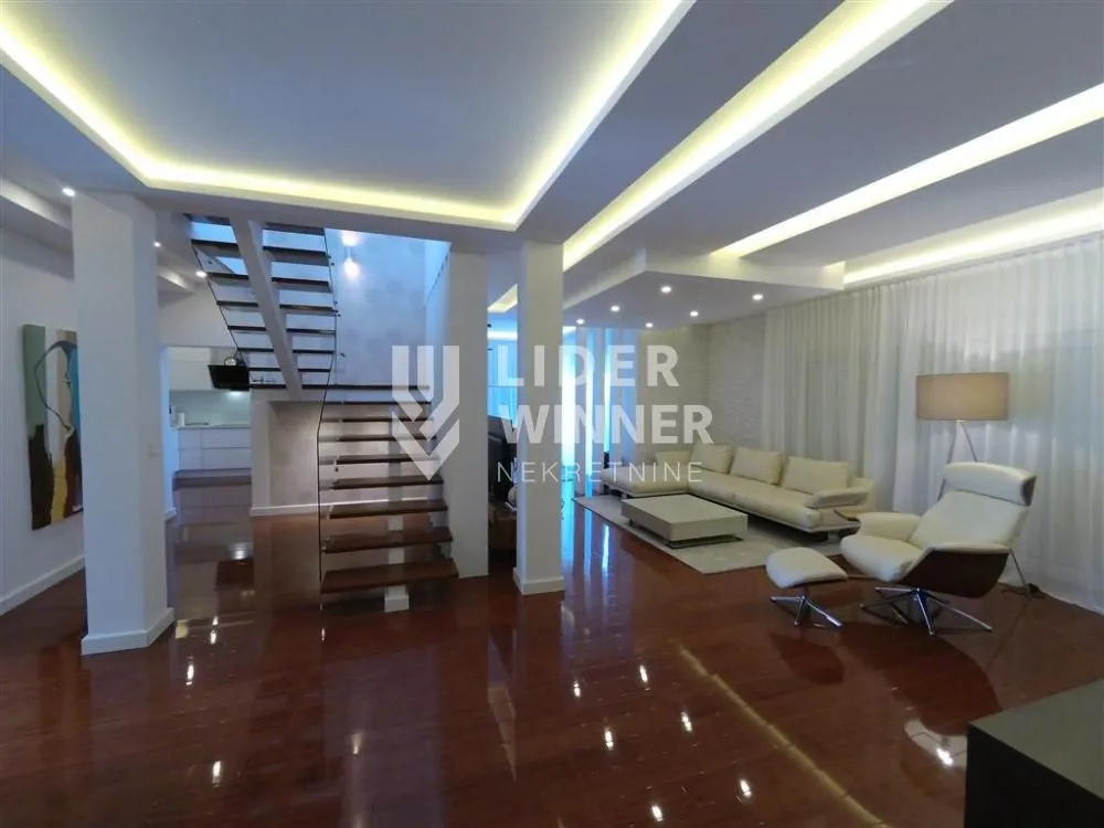 Prodaja, kuća, 203m², Centar, Ub