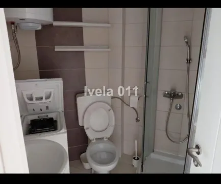 Manje kupatilo sa tuš kabinom, WC šoljom i veš mašinom. - image 4