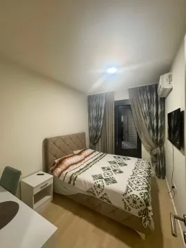 Uredna spavaća soba sa bračnim krevetom, radnim stolom i izlazom na terasu. - image 4