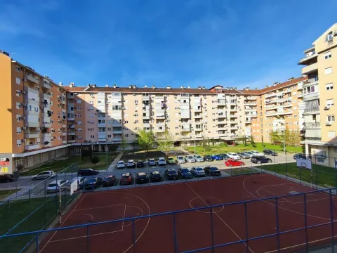 Pogled sa visine na stambeni kompleks sa sportskim terenom i parkingom. - image 8