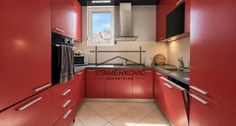 Kuhinja sa crvenim elementima i ugrađenim kućnim aparatima. - image 7